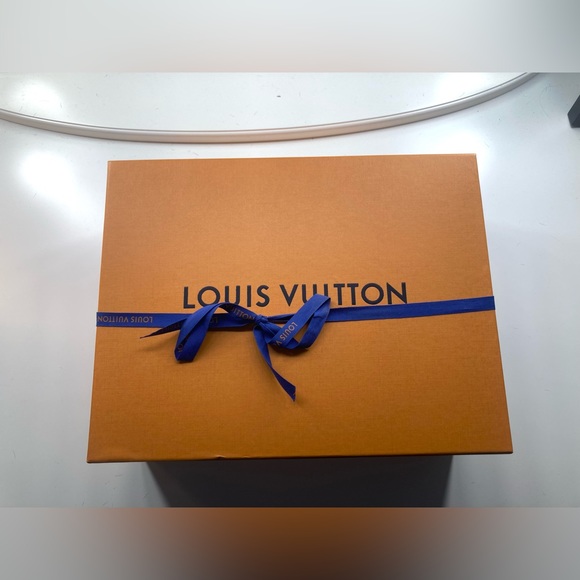 Louis Vuitton Avenue Sling Bag - Picture 3 of 15